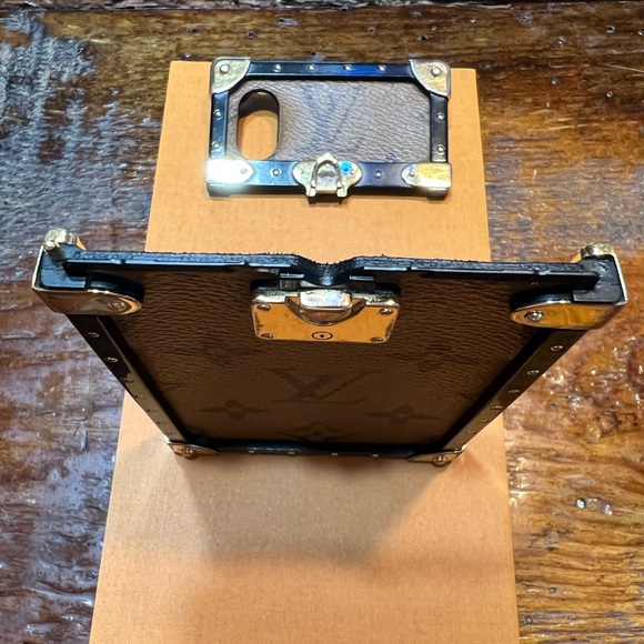 LOUIS VUITTON EYE TRUNK MONOGRAM REVERSE W/ STRAP IPHONE X/XS. - Picture 5 of 16